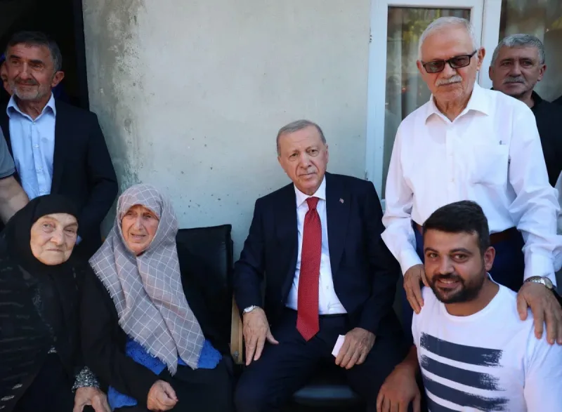Cumhurbaşkanı Erdoğan, Rize'de komşularıyla bir araya geldi