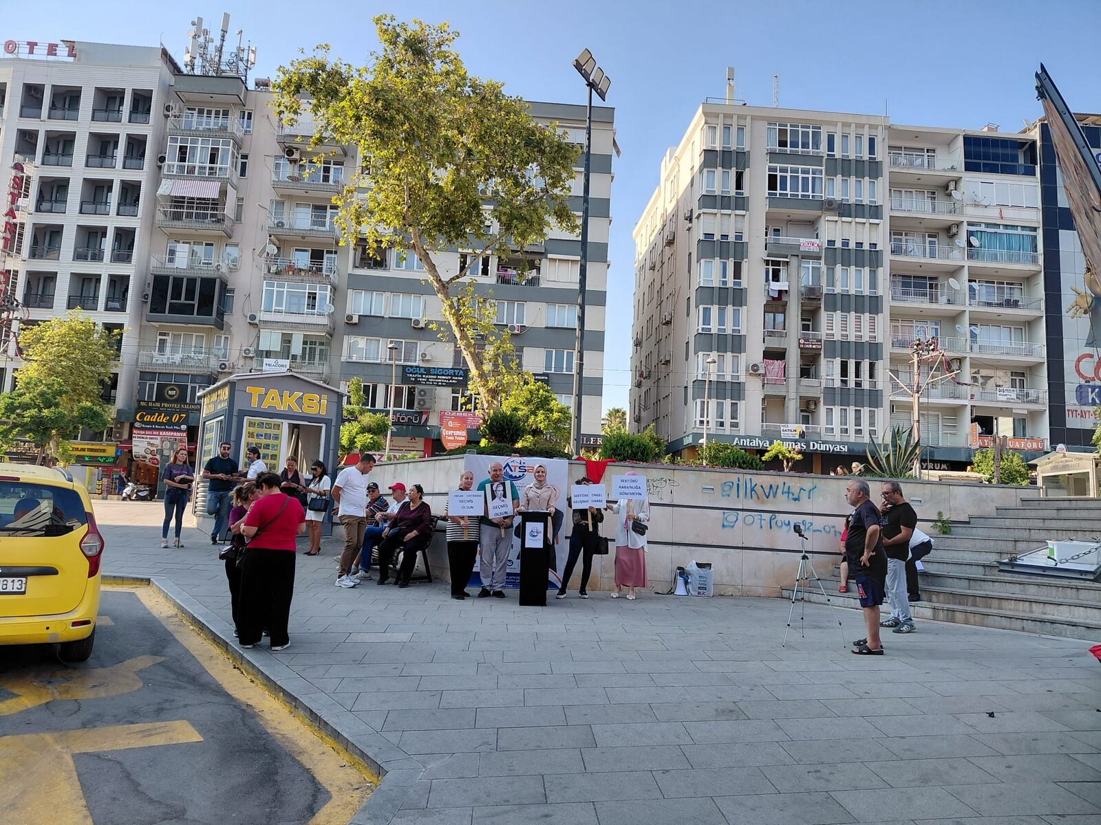 "EMLAK PİYASASINA GEÇMİŞ OLSUN!" ATSB'DEN LOKMALI TEPKİ: TATLI İKRAM, SERT MESAJ!